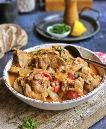 Sauté de veau coco curry mijoté en cocotte avec poivrons et sauce parfumée
