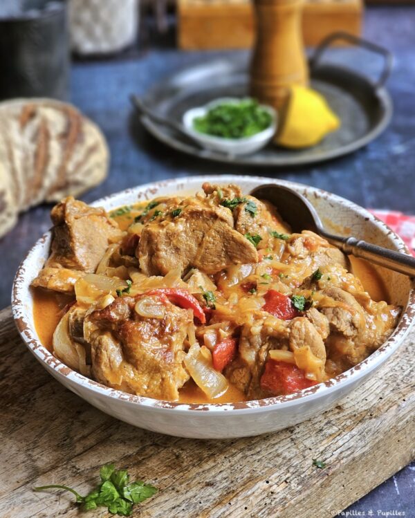 Sauté de veau coco curry mijoté en cocotte avec poivrons et sauce parfumée