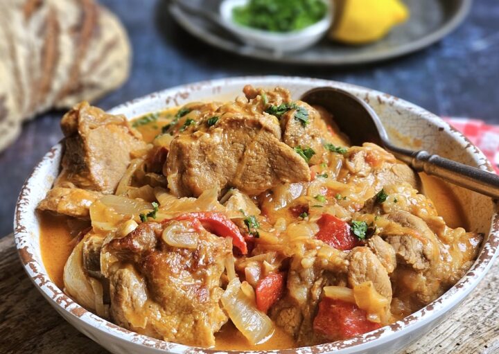 Sauté de veau coco curry mijoté en cocotte avec poivrons et sauce parfumée