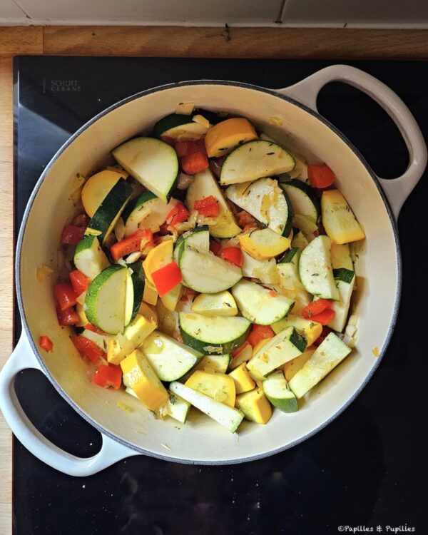 Ajoutez les courgettes dans la cocote