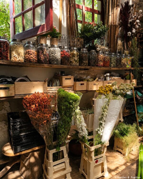 Atelier floral de Chenonceau avec fleurs fraîches et bocaux de plantes séchées