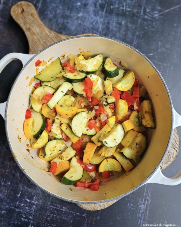 Avant d'ajouter les pois chiches et la sauce tomate