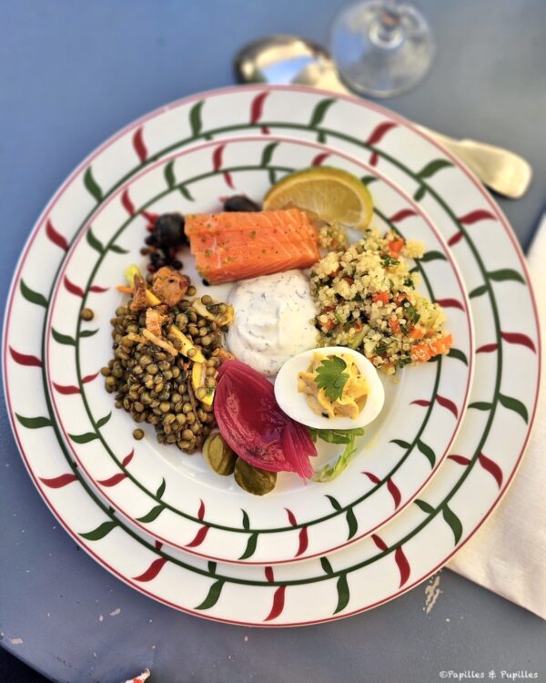 Assiette composée avec saumon, quinoa, lentilles et œuf à Chenonceau