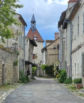 Ruelle ancienne de Charroux avec clocher et maisons en pierre