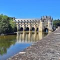 Château de Chenonceau vu depuis le Cher sous un grand ciel bleu
