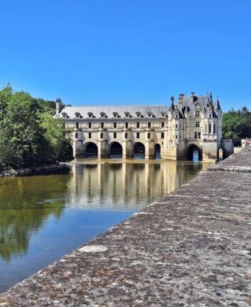 Château de Chenonceau vu depuis le Cher sous un grand ciel bleu