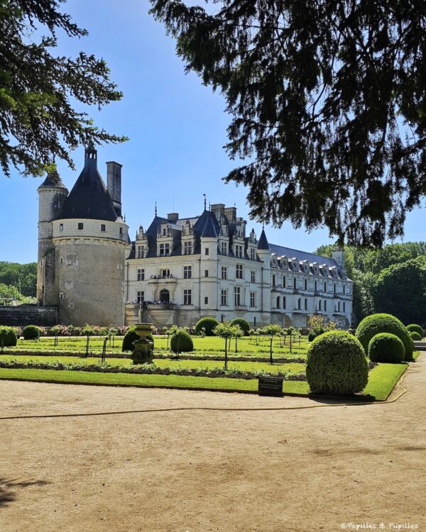 Château de Chenonceau vu depuis les jardins par beau temps