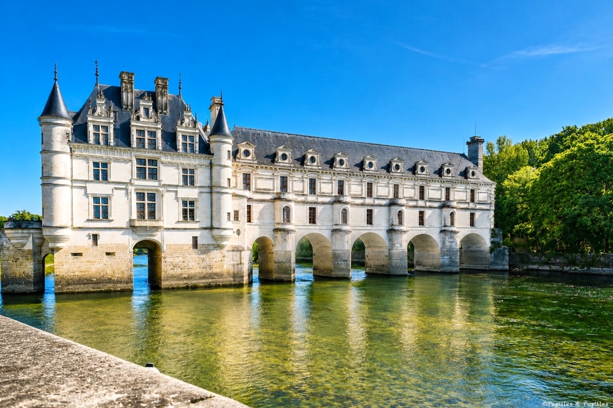 Château de Chenonceau et ses arches reflétés dans le Cher