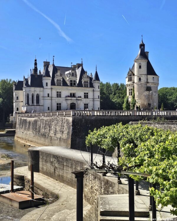 Château de Chenonceau vu depuis les abords du Cher avec sa tour