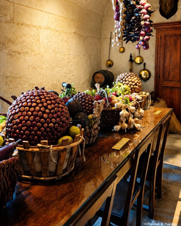 Table de banquet Renaissance garnie de fruits, ail et légumes décoratifs dans les cuisines du château de Chenonceau