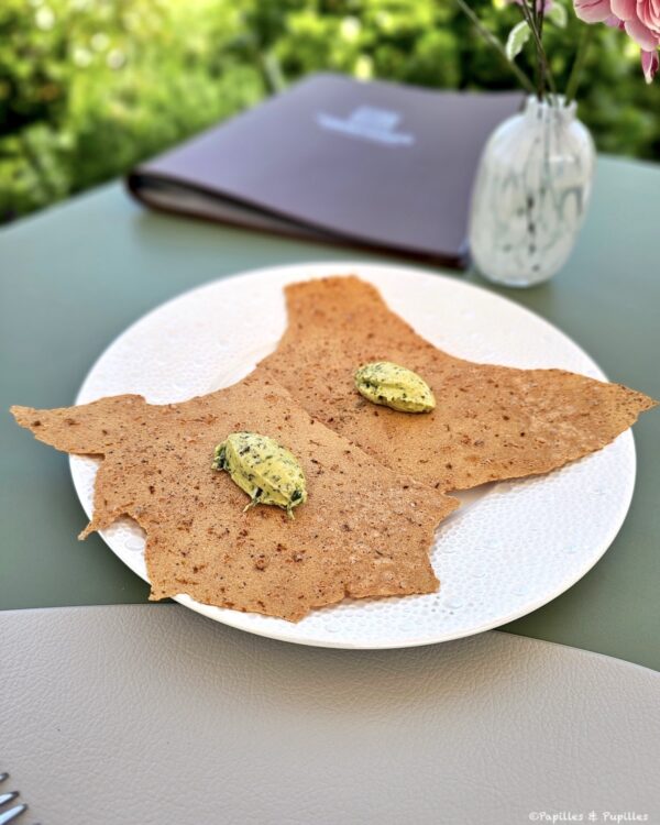 Crackers à la farine de pois chiches avec beurre aux herbes et carotte lacto-fermentée