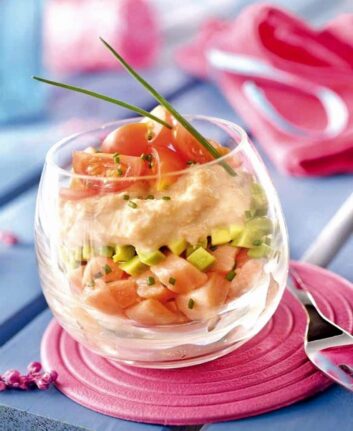 Verrine de Saumon Avocat, tomates cerises et ciboulette