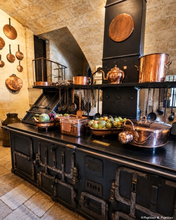 Ancienne cuisine du château de Chenonceau avec casseroles en cuivre