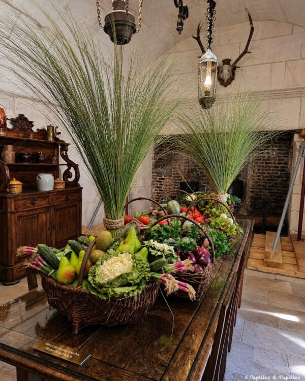 Table garnie de légumes et compositions végétales dans les cuisines de Chenonceau