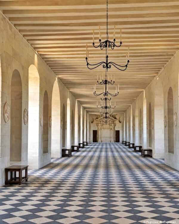 Grande galerie du château de Chenonceau avec sol noir et blanc