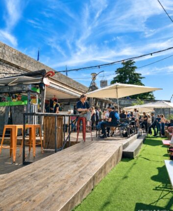 Terrasse de la guinguette Chez Dupont au bord de Loire à Tours