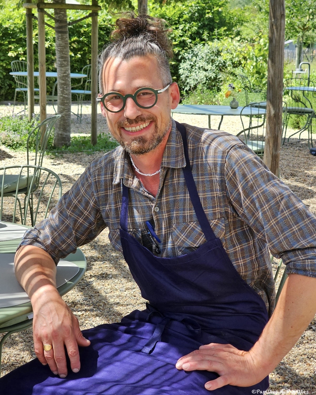 Martin Bolaers, chef du restaurant Les Jardiniers à Ligré, assis en terrasse