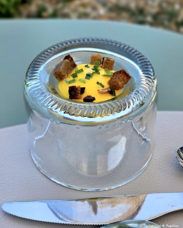Œuf à la coque revisité avec jaune confit, croûtons au beurre et ail des ours lacto-fermenté