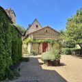Pigeonnier et cour de La Devinière, maison de Rabelais en Touraine