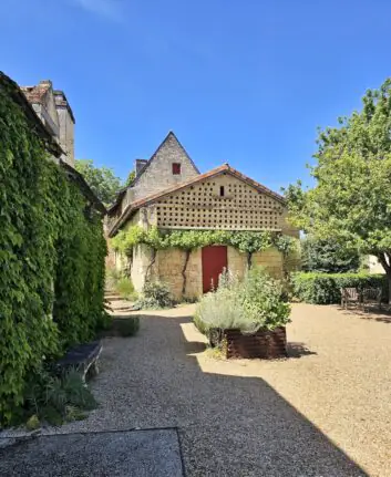 Pigeonnier et cour de La Devinière, maison de Rabelais en Touraine