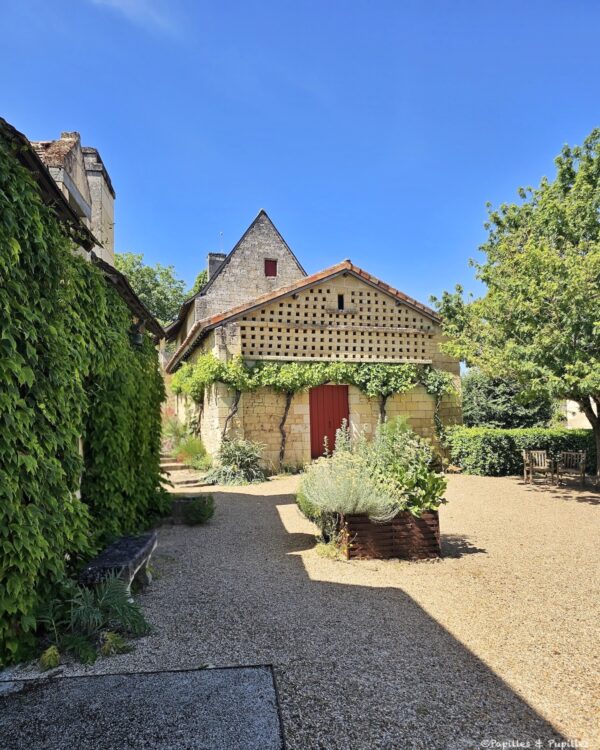 Pigeonnier et cour de La Devinière, maison de Rabelais en Touraine