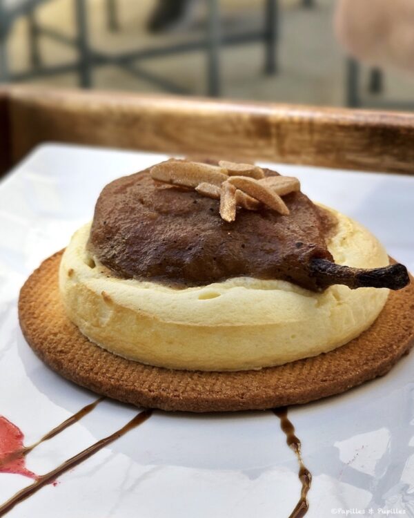 Dessert à la poire tapée avec crème et sablé servi à Chenonceau