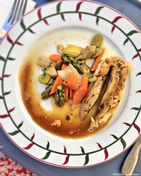 Assiette de poulet rôti et légumes printaniers à Chenonceau