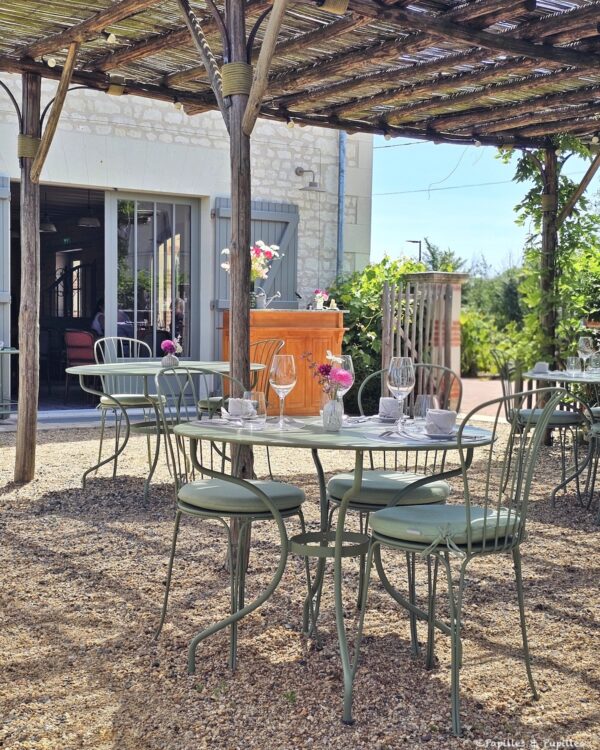 Terrasse ombragée du restaurant Les Jardiniers à Ligré avec tables dressées