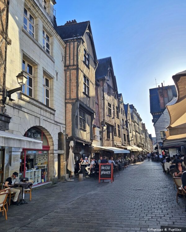 Rue animée du vieux Tours avec maisons à colombages