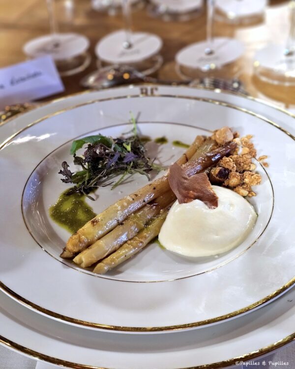 Asperges blanches des Landes, tuiles de Sarrasin, hollandaise allégée