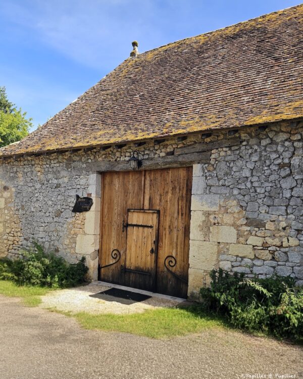 Façade en pierre de l’Atelier OlliOz à Liorac-sur-Louyre