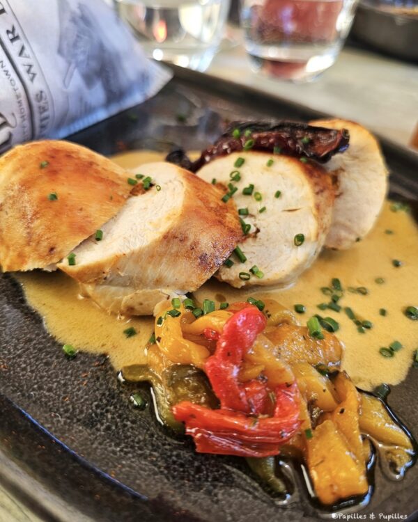 Ballotine de volaille au chorizo ibérique servie avec poivrons et sauce