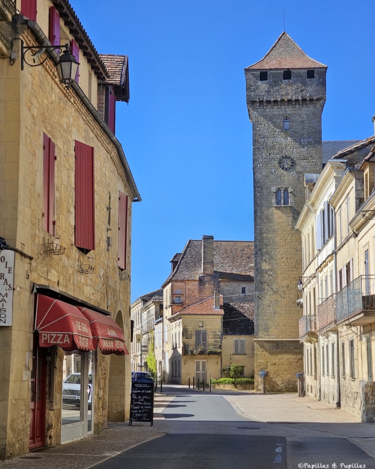 Clocher fortifié de l’église Saint-Laurent-et-Saint-Front dans une rue de Beaumont-du-Périgord