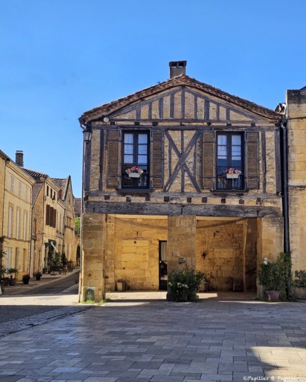 Maison à pans de bois et passage couvert à Beaumont-du-Périgord