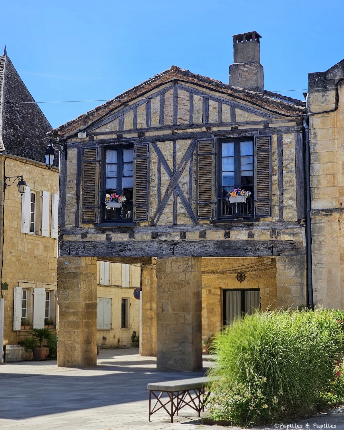 Maison à pans de bois dans une rue de Beaumont-du-Périgord