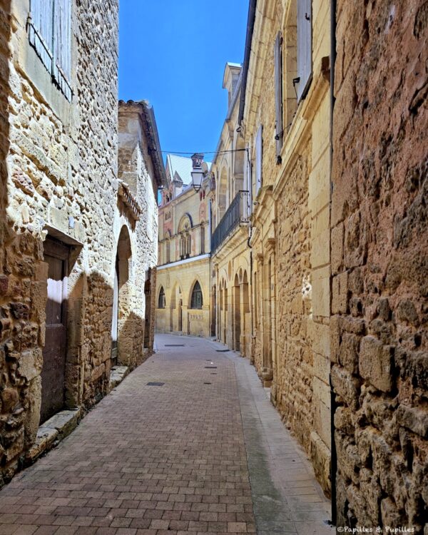 Ruelle étroite de Belvès entre deux hauts murs de pierre