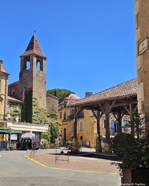 Halle de Belvès et clocher dans le centre du village médiéval