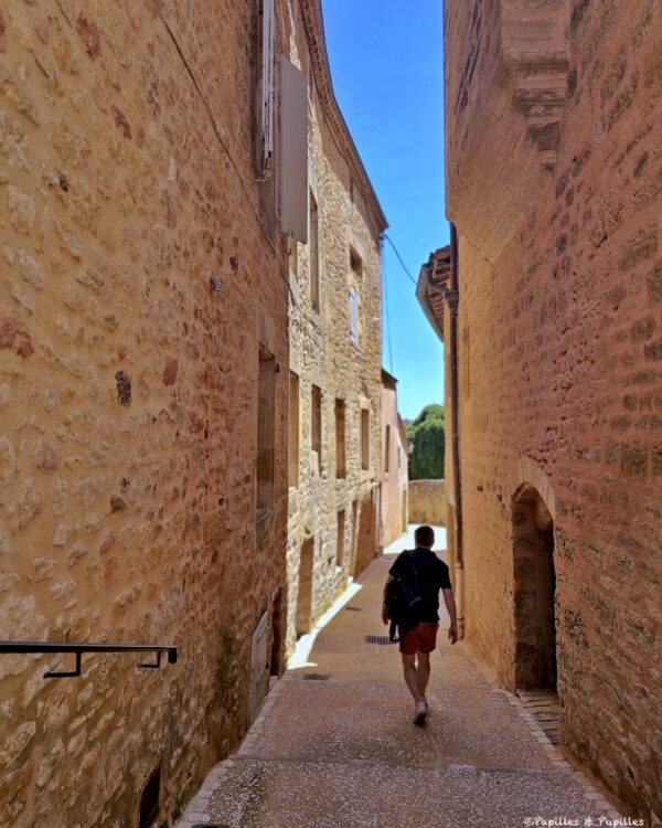 Ruelle descendante de Belvès entre hauts murs de pierre sous le soleil