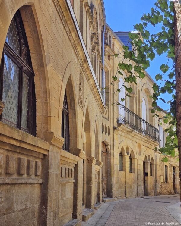 Façade en pierre blonde dans une ruelle de Belvès en Dordogne