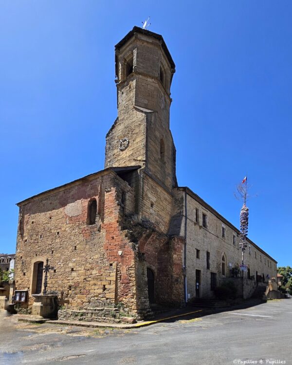 glise de Belvès et son clocher en pierre près de la halle médiévale
