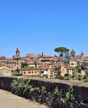 ue panoramique de Belvès en Dordogne avec ses toits, ses clochers et ses maisons en pierre