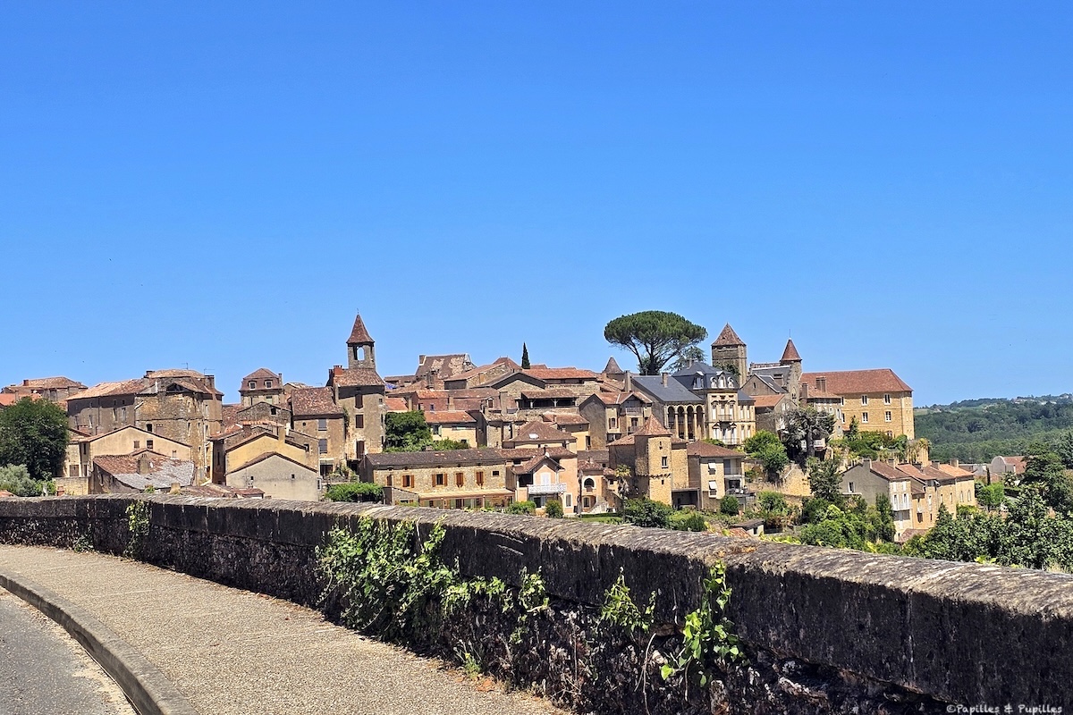 Vue panoramique de Belvès en Dordogne avec ses toits, ses clochers et ses maisons en pierre