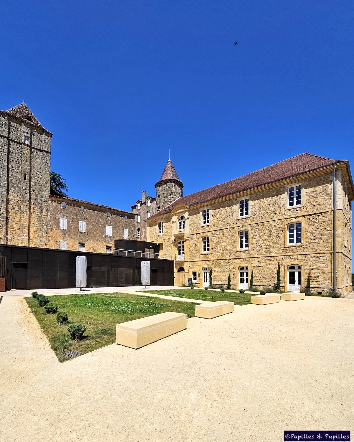 Château de Belvès et tour ronde dans le village médiéval du Périgord Noir