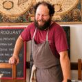 Benoit Jarrige, le chef en tablier dans la salle du restaurant Le Croquant à Monpazier