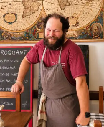 Benoit Jarrige, le chef en tablier dans la salle du restaurant Le Croquant à Monpazier