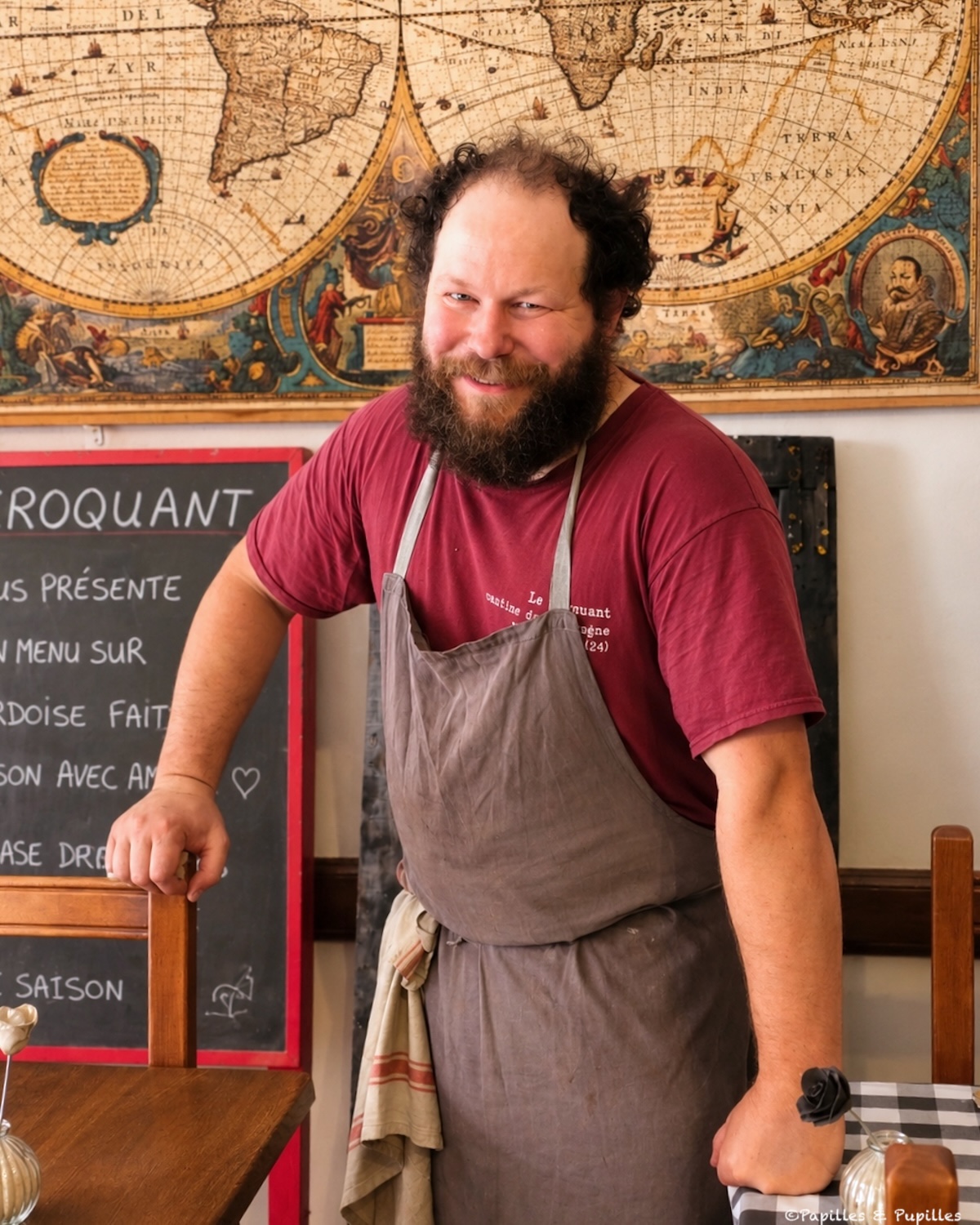 Benoît Jarrige, chef du restaurant Le Croquant à Monpazier, en tablier dans la salle