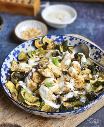 Blancs de poulet aux courgettes rôties, zaatar, citron et olives noires