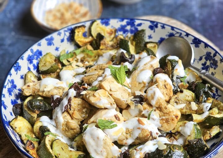 Blancs de poulet aux courgettes rôties, zaatar, citron et olives noires