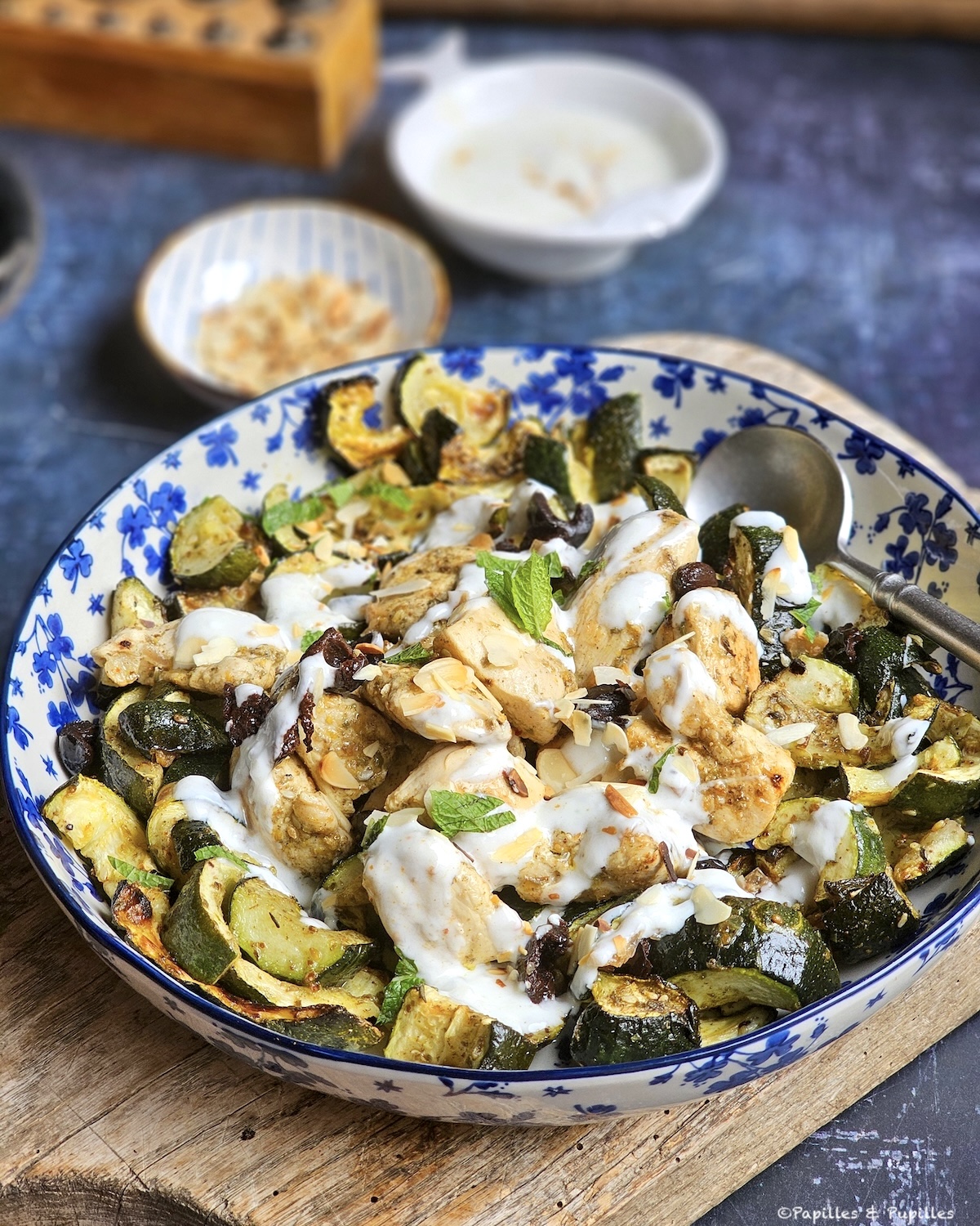 Blancs de poulet aux courgettes rôties, zaatar, citron confit et olives noires