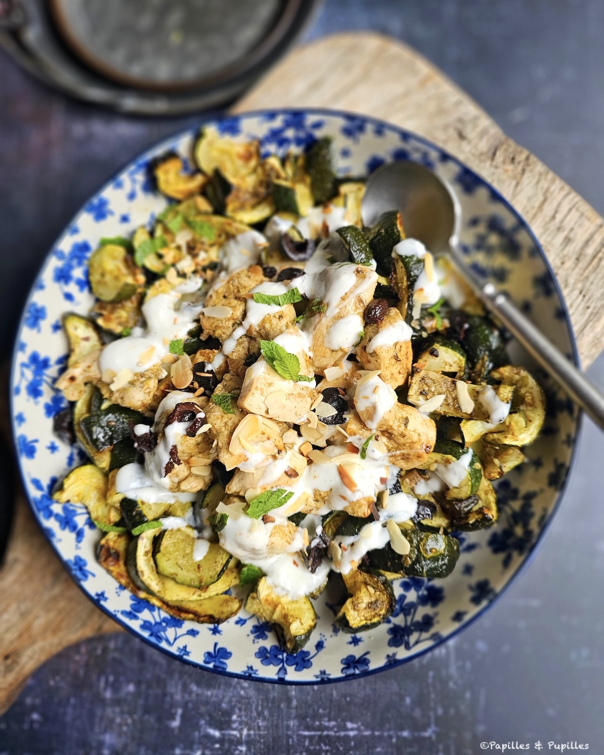 Blancs de poulet aux courgettes rôties, zaatar, citron confit et olives noires